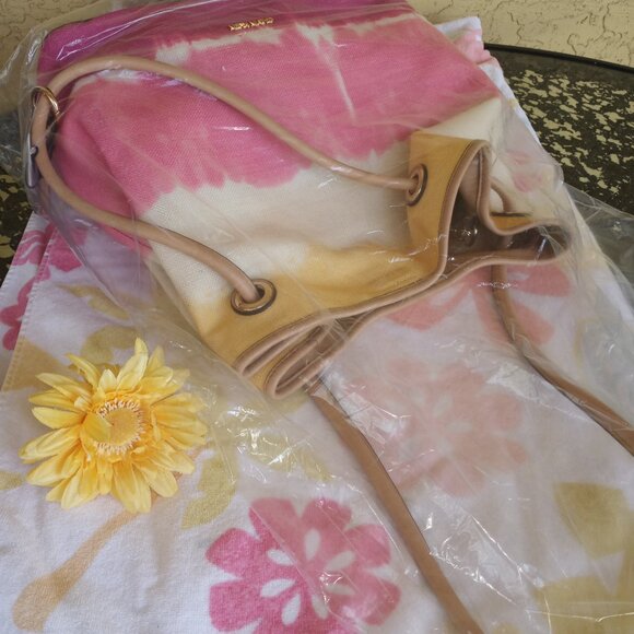 Calvin Klein Gabrianna reversible bucket bag with detachable wristlet - Picture 3 of 16